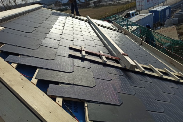 DAS Energy Solar Roof PV-Modul für Dächer mit Doppeldeckung